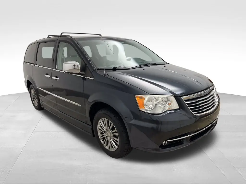2014 Chrysler Town And Country - $16,400
