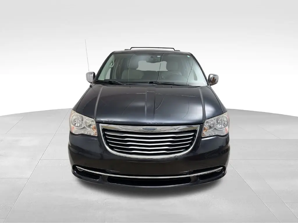 2014 Chrysler Town And Country - $16,400