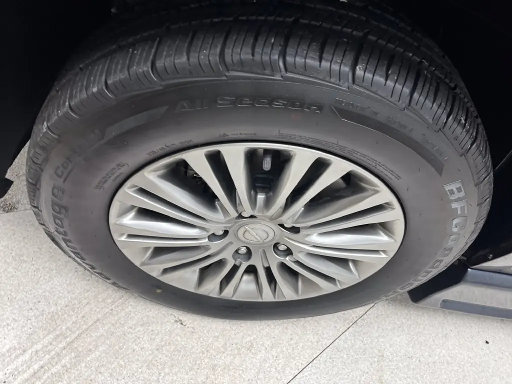 2014 Chrysler Town And Country - $16,400