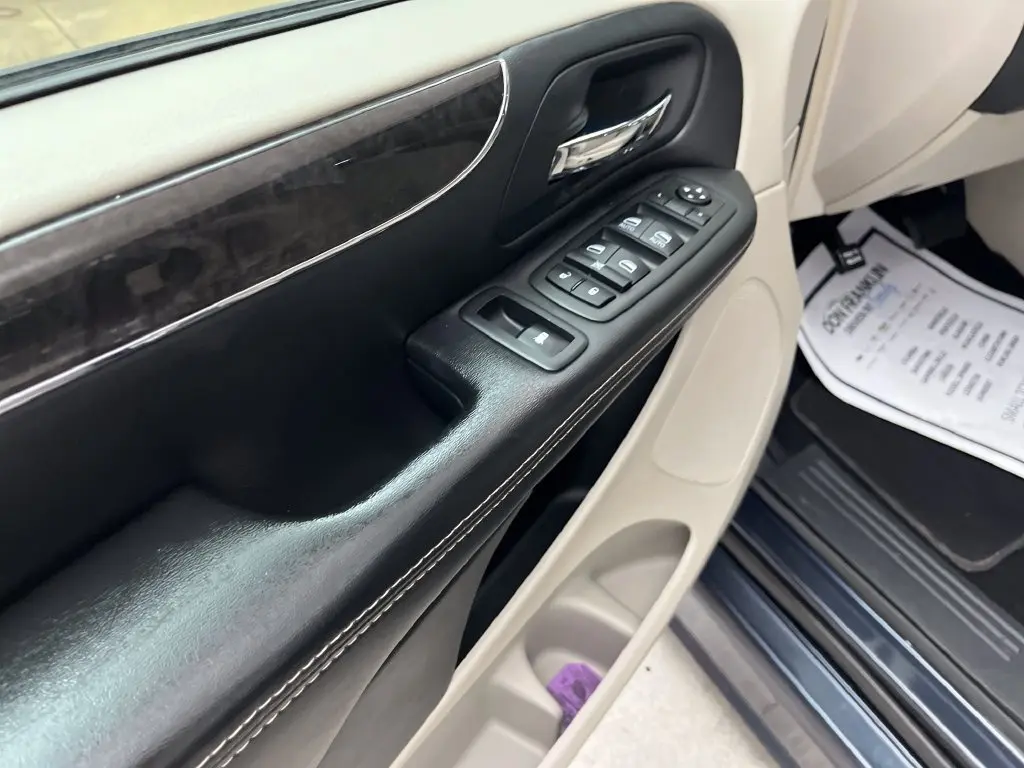 2014 Chrysler Town And Country - $16,400