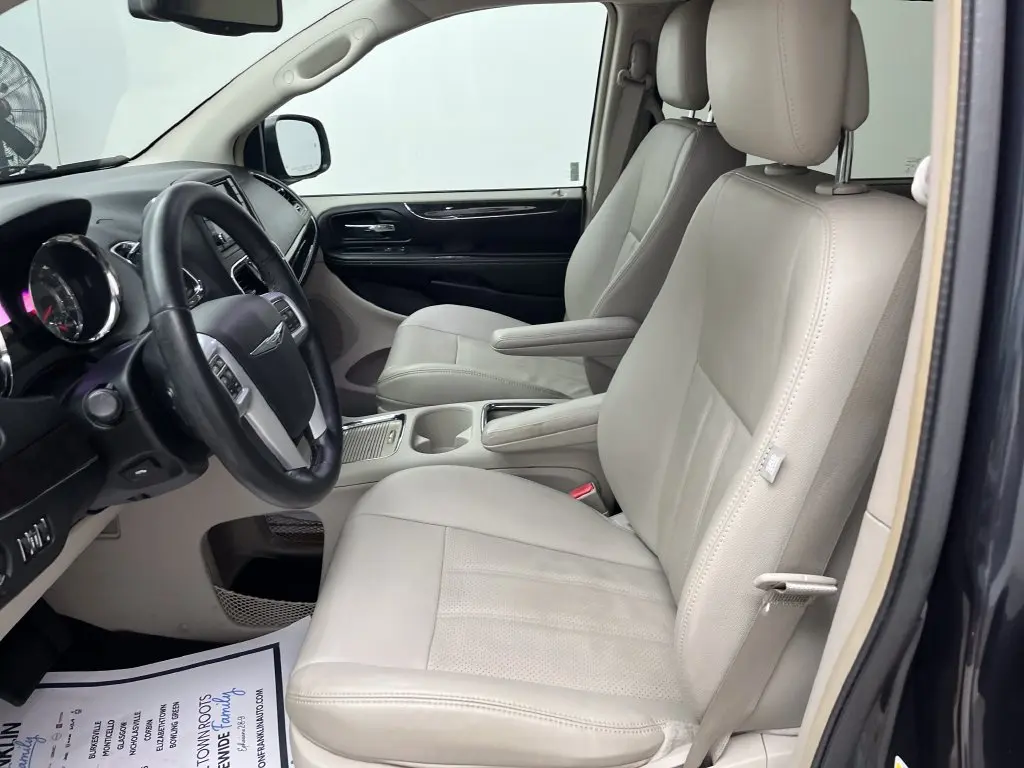 2014 Chrysler Town And Country - $16,400