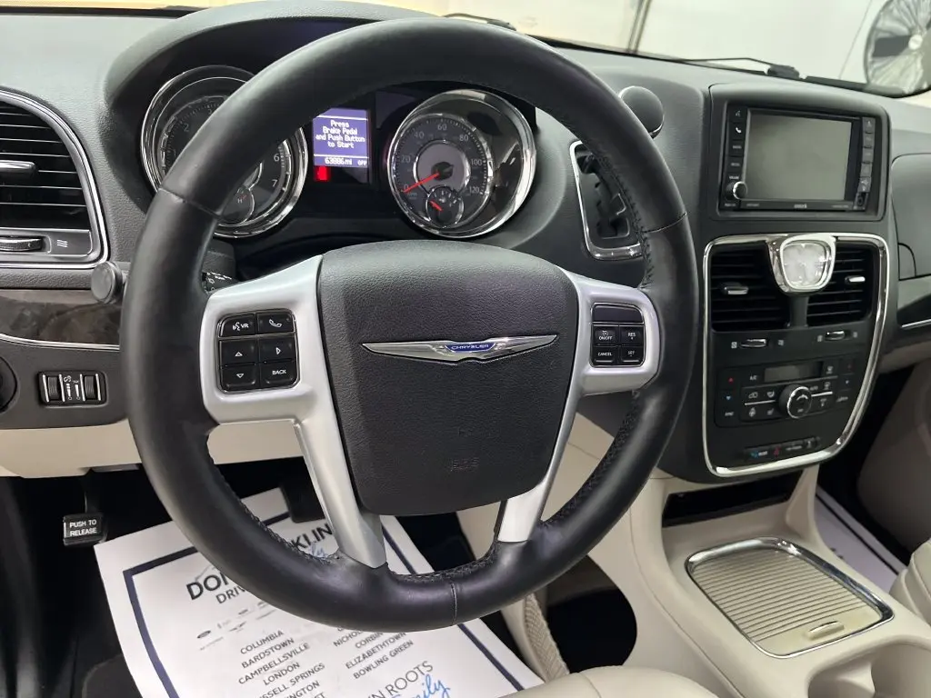 2014 Chrysler Town And Country - $16,400