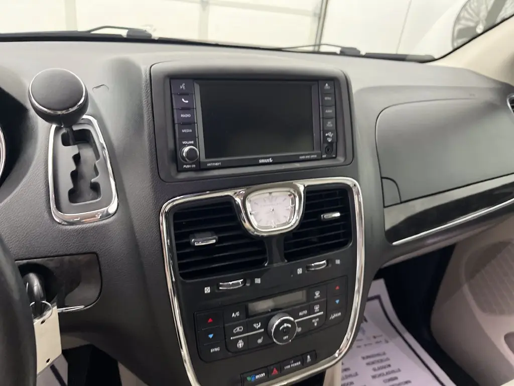 2014 Chrysler Town And Country - $16,400