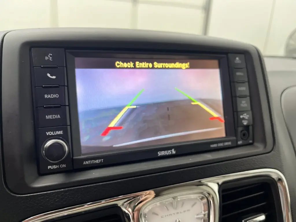 2014 Chrysler Town And Country - $16,400