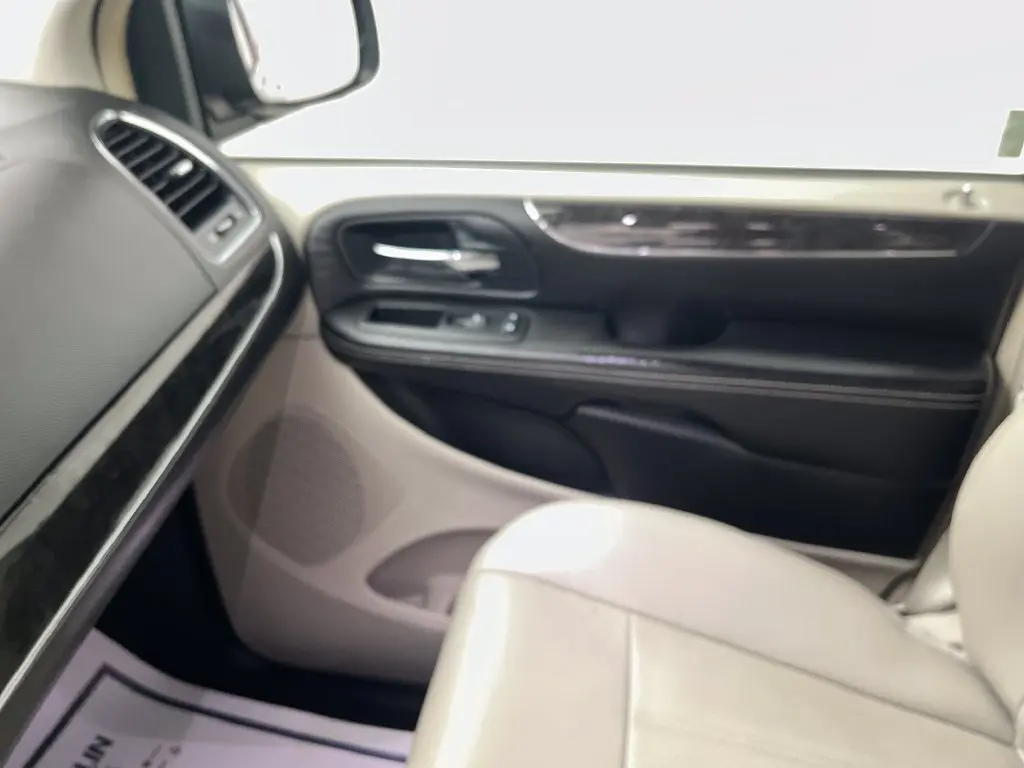 2014 Chrysler Town And Country - $16,400