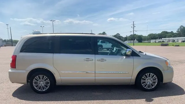 2015 Chrysler Town and Country Touring-L