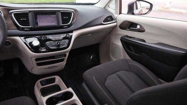 2022 Chrysler Voyager LX
