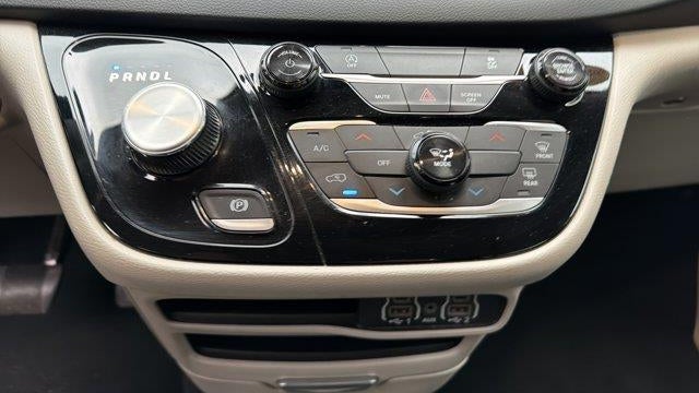 2024 Chrysler Voyager LX