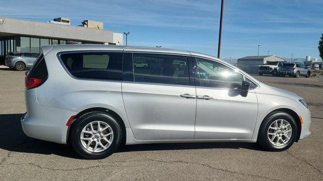 2024 Chrysler Voyager LX