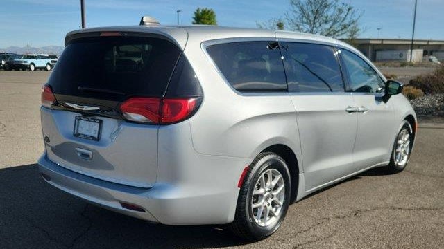 2024 Chrysler Voyager LX