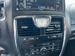 2016 Town and Country Thumbnail 19