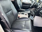 2016 Town and Country Thumbnail 29