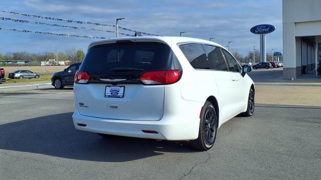 2022 Chrysler Voyager LX