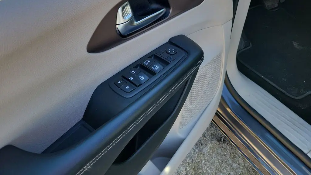 2023 Chrysler Voyager LX