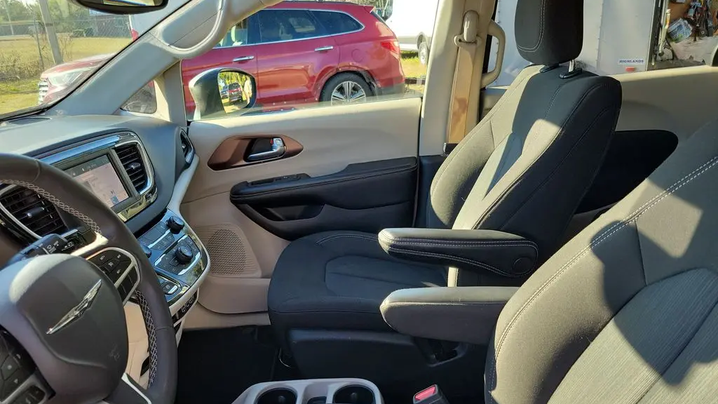 2023 Chrysler Voyager LX