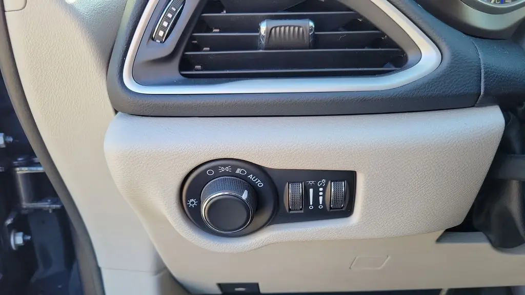 2023 Chrysler Voyager LX