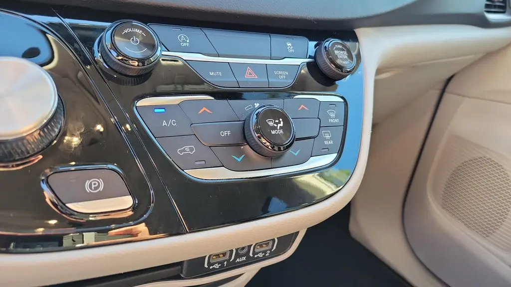 2023 Chrysler Voyager LX