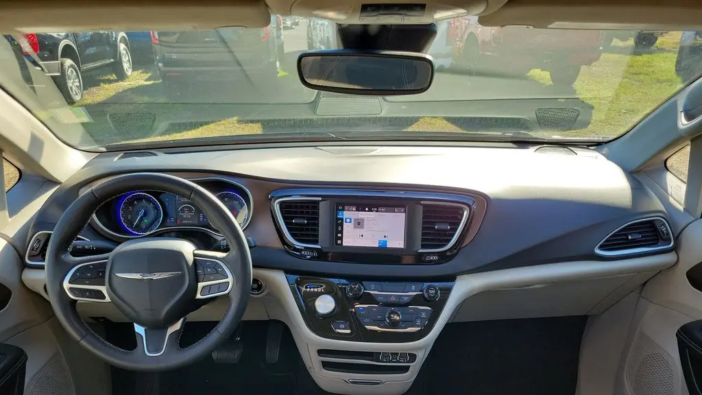 2023 Chrysler Voyager LX