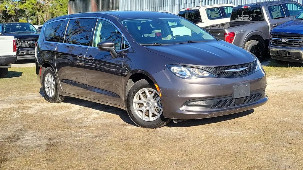 2023 Chrysler Voyager LX