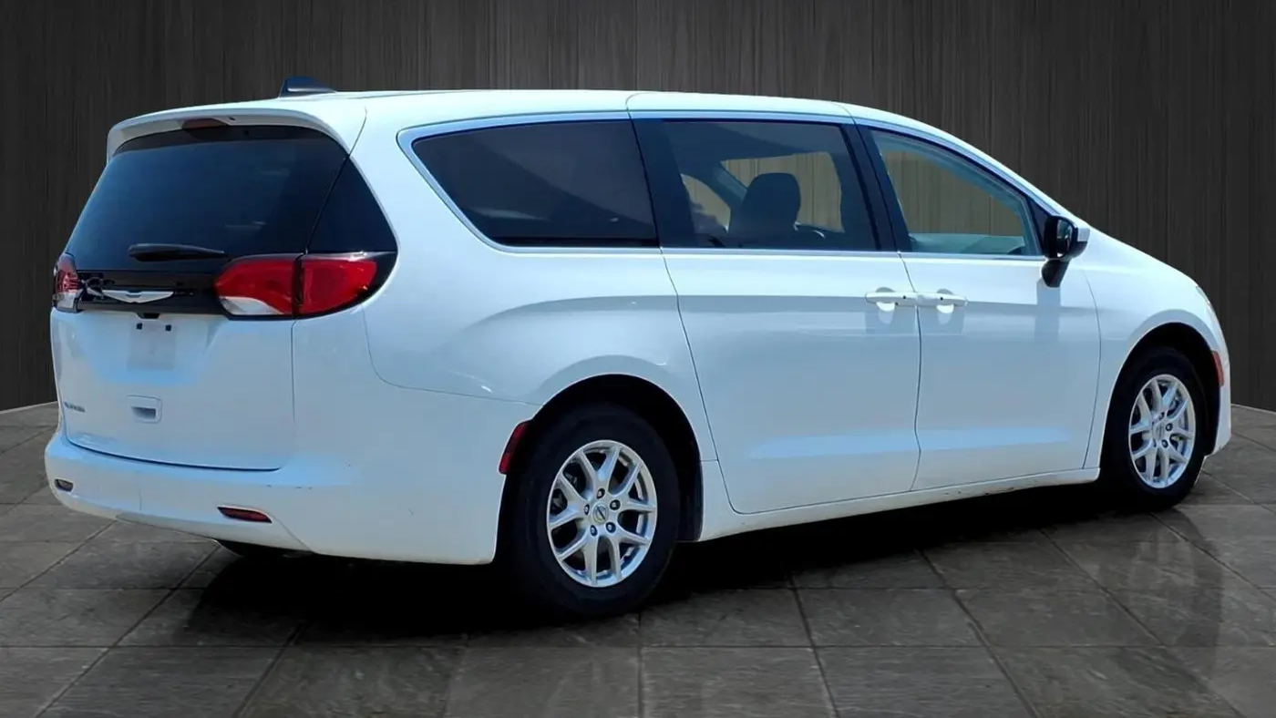 2023 Chrysler Voyager LX