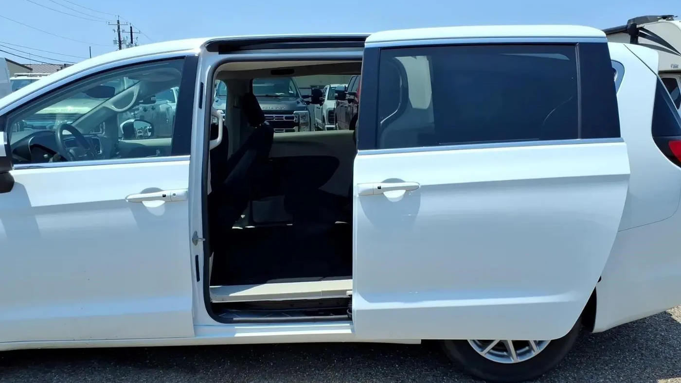 2023 Chrysler Voyager LX