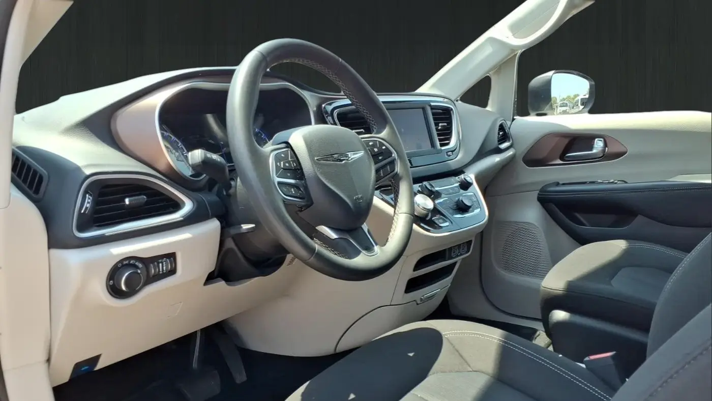 2023 Chrysler Voyager LX