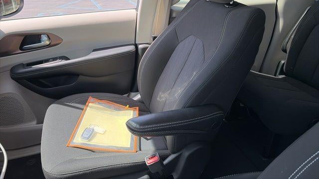 2024 Chrysler Voyager LX