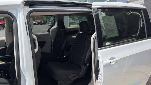 2024 Chrysler Voyager LX