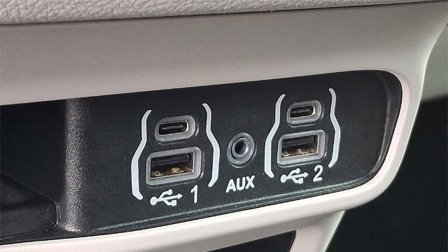2024 Chrysler Voyager LX