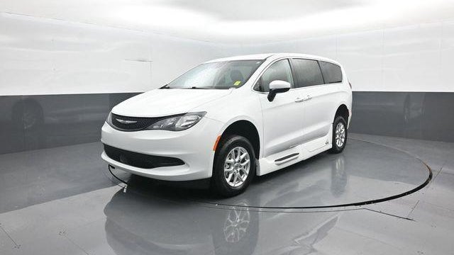 2022 Chrysler Voyager LX