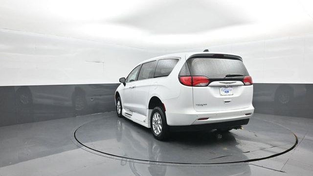 2022 Chrysler Voyager LX