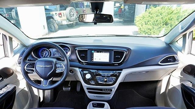 2022 Chrysler Voyager LX
