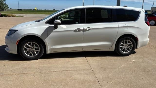 2022 Chrysler Voyager LX