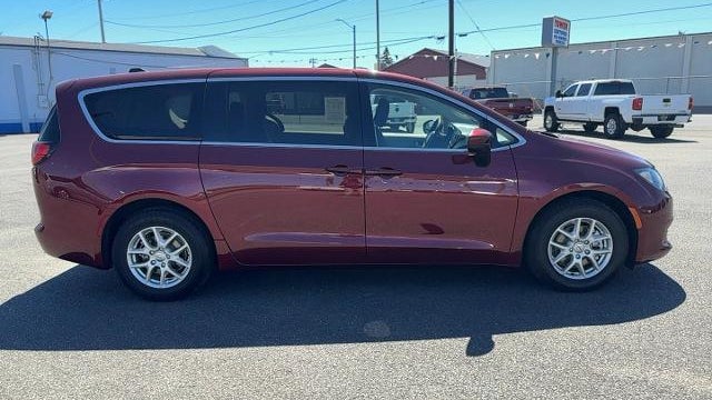 2022 Chrysler Voyager LX