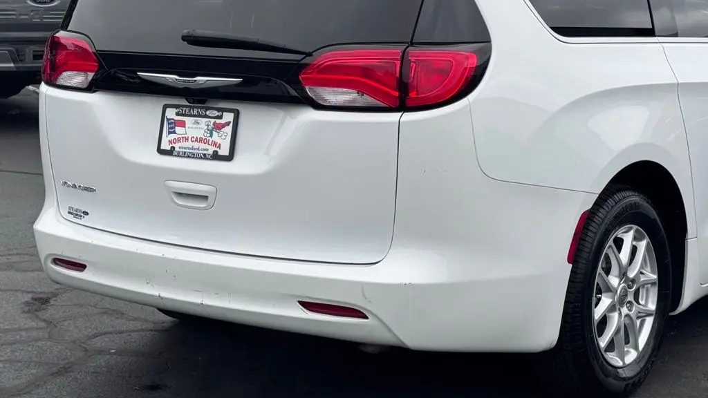 2023 Chrysler Voyager LX