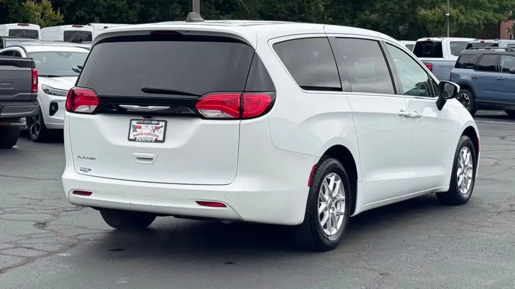 2023 Chrysler Voyager LX