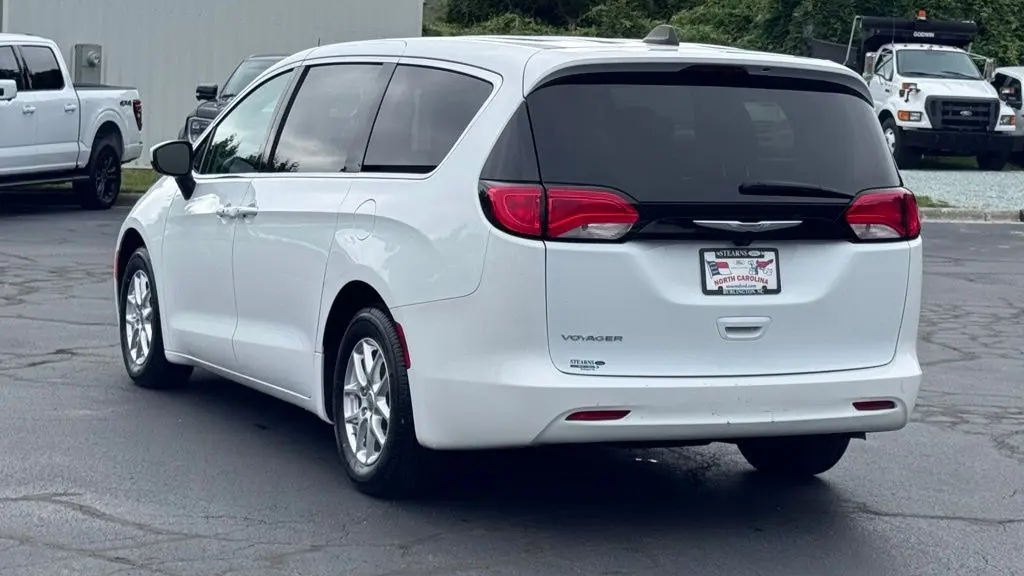 2023 Chrysler Voyager LX