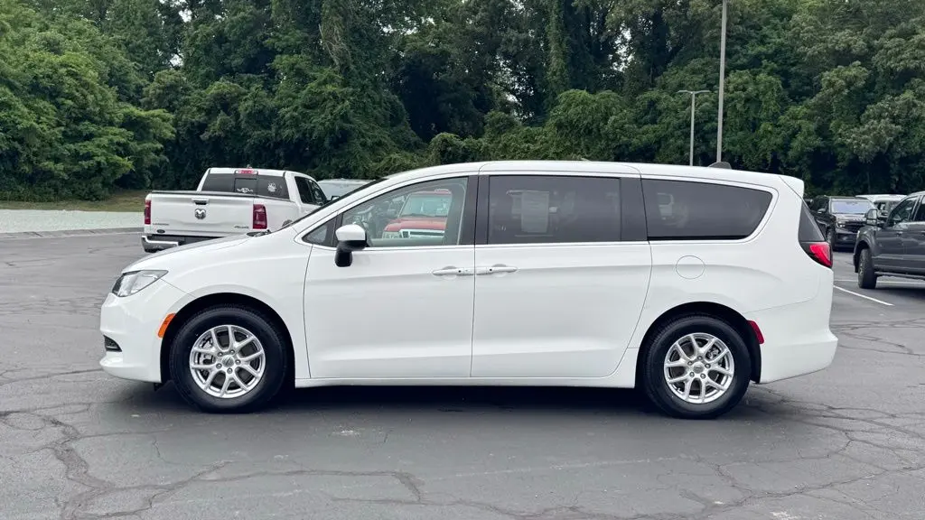 2023 Chrysler Voyager LX