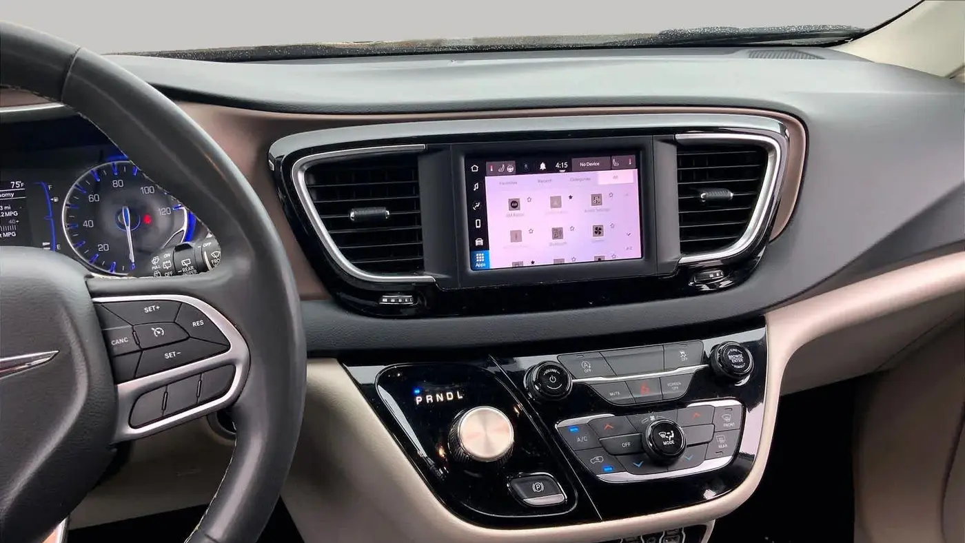 2023 Chrysler Voyager LX