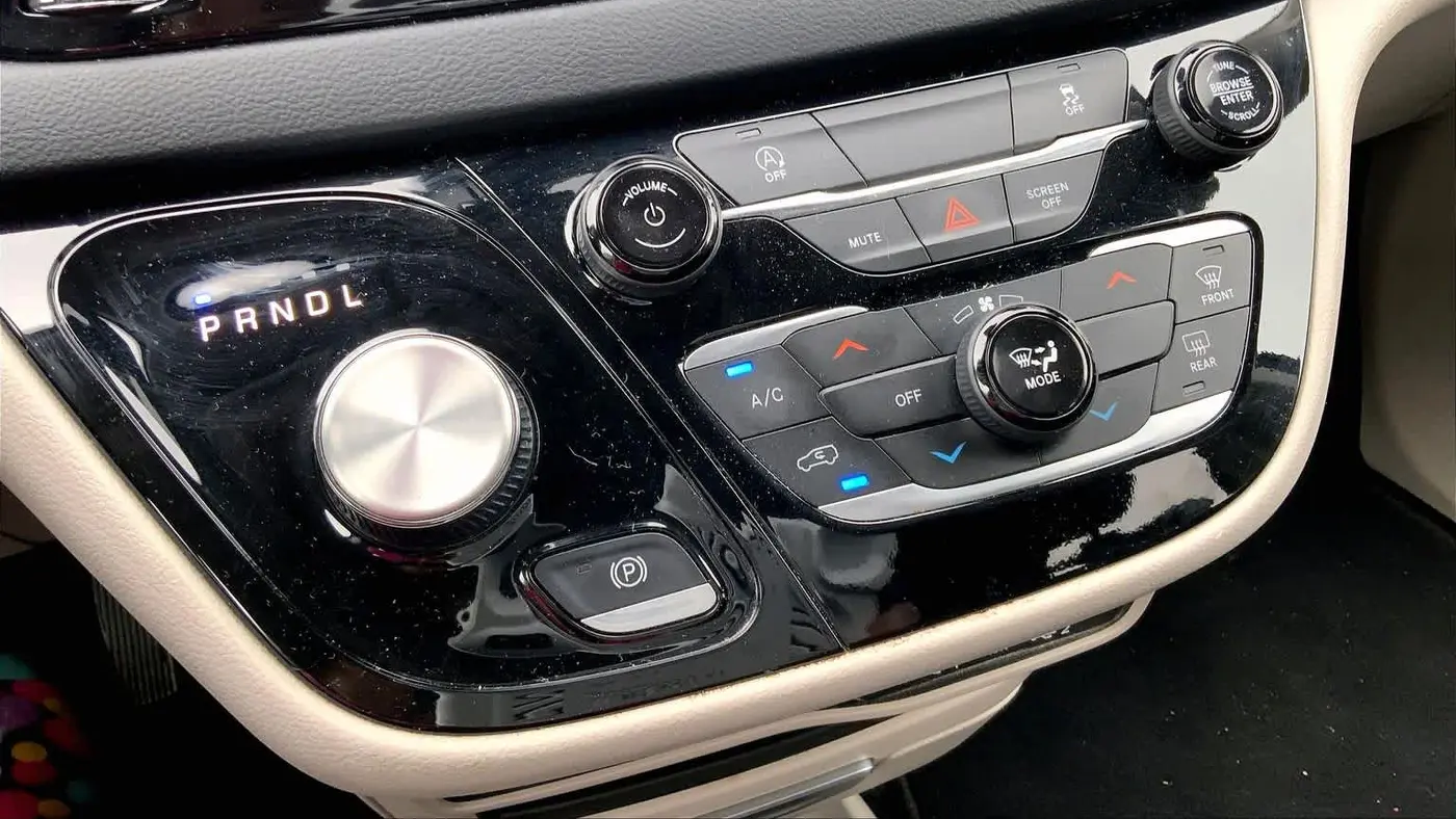 2023 Chrysler Voyager LX