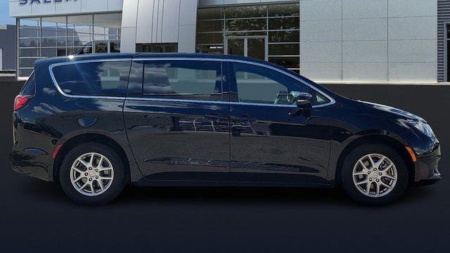 2025 Chrysler Voyager LX