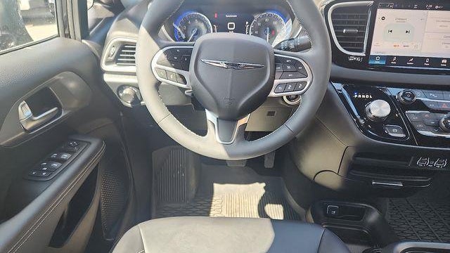2025 Chrysler Voyager LX