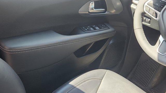 2025 Chrysler Voyager LX