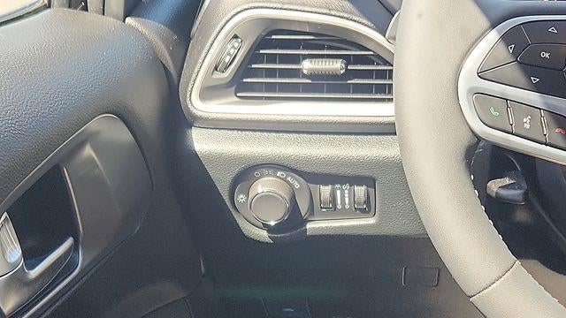 2025 Chrysler Voyager LX