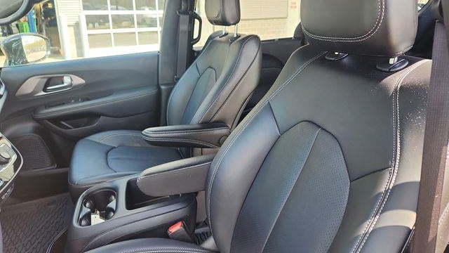 2025 Chrysler Voyager LX