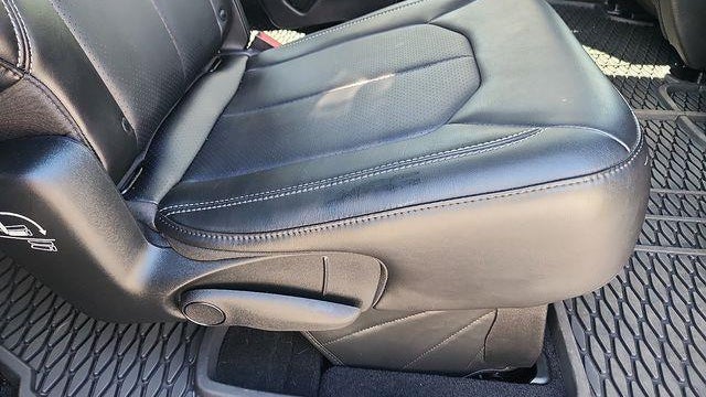 2025 Chrysler Voyager LX