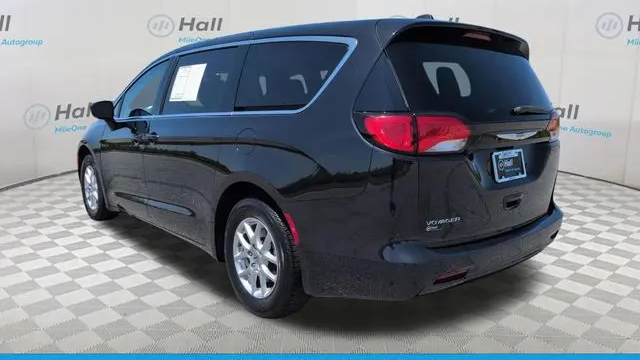 2023 Chrysler Voyager LX