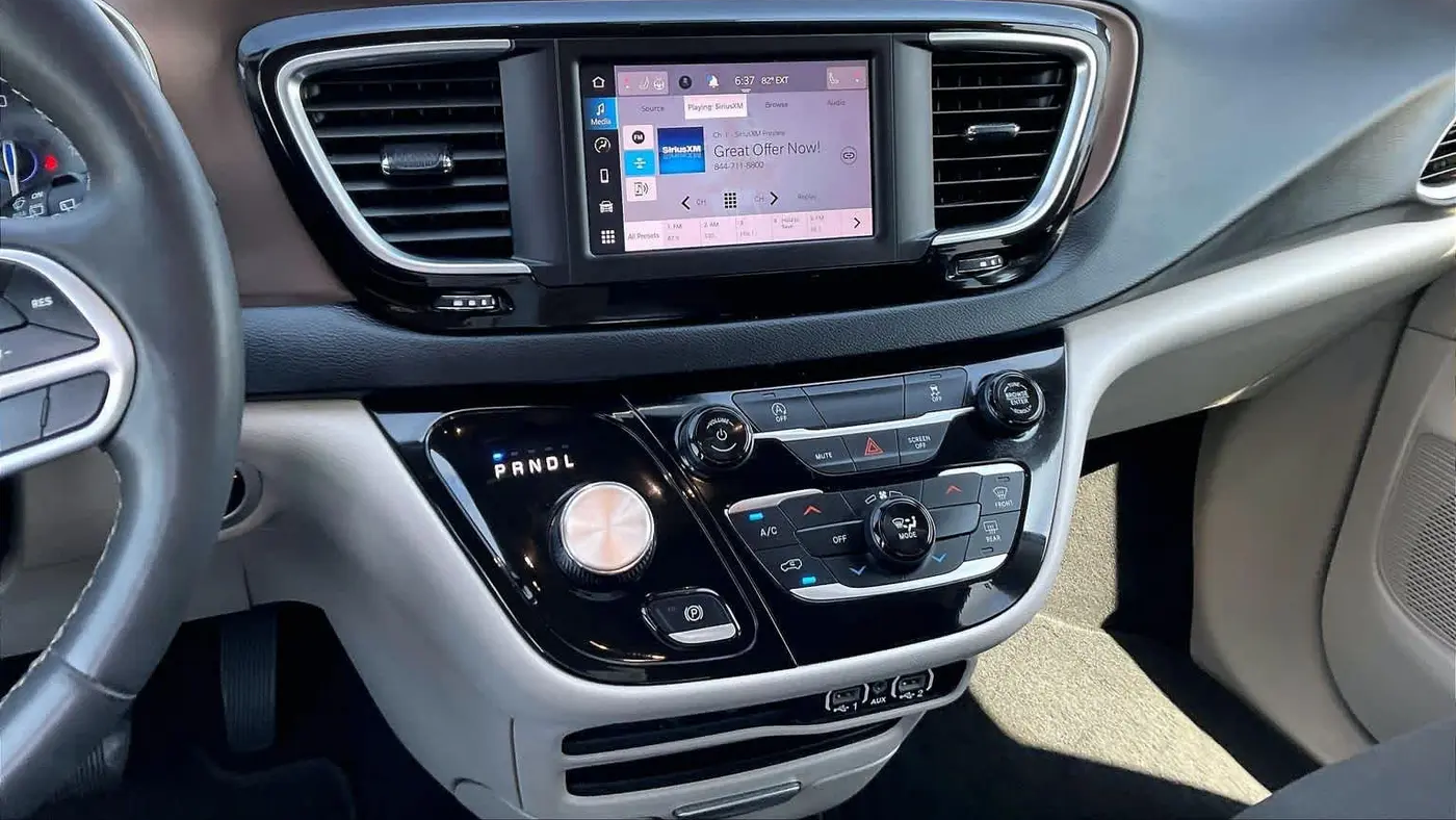 2023 Chrysler Voyager LX