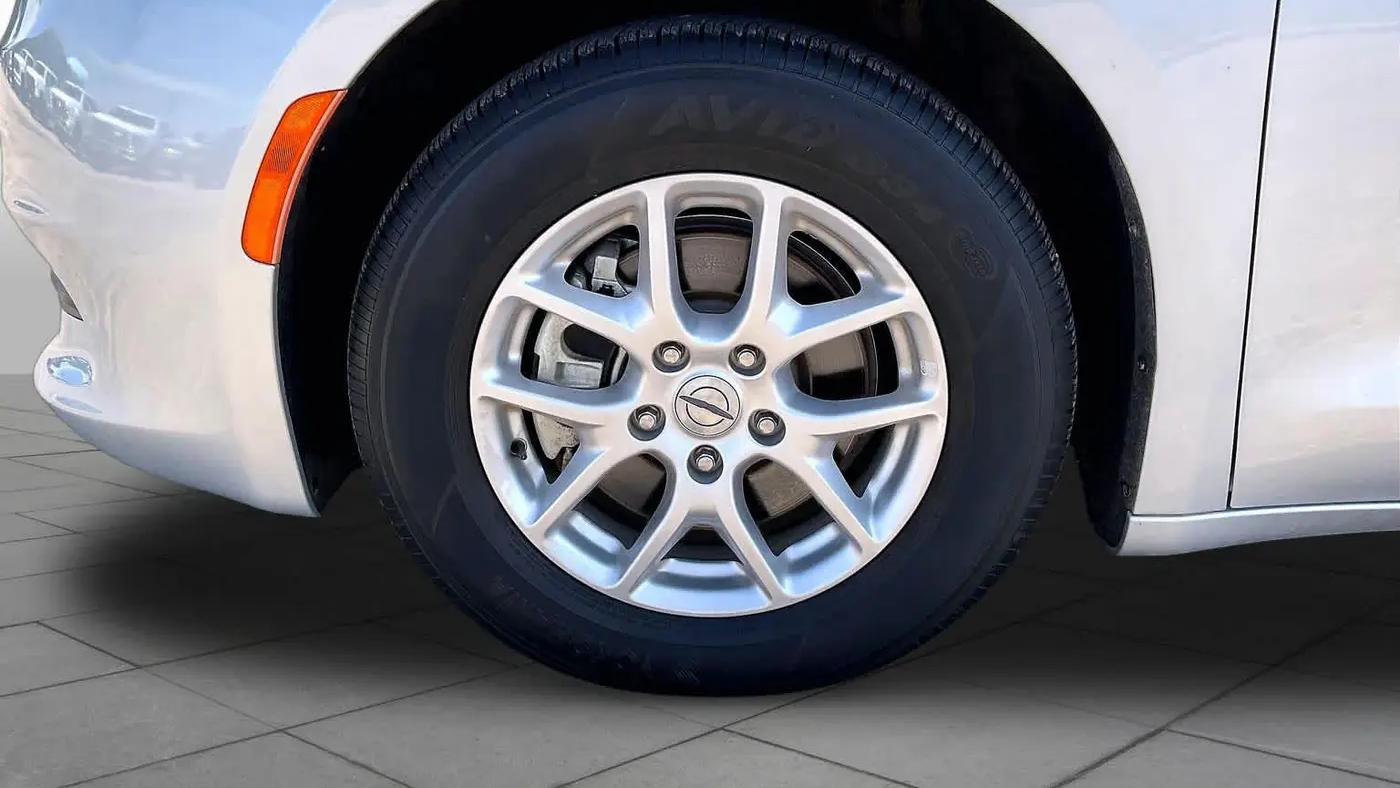 2023 Chrysler Voyager LX