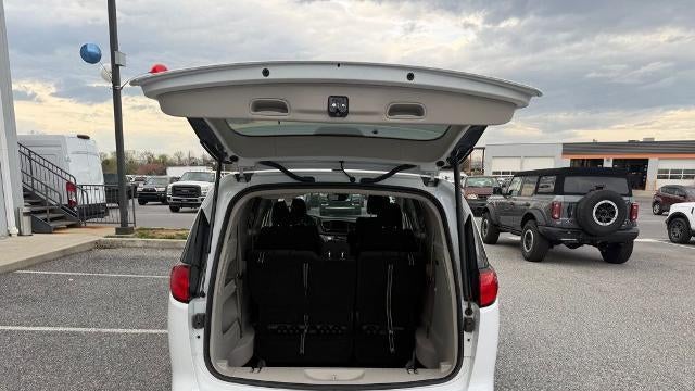 2023 Chrysler Voyager LX